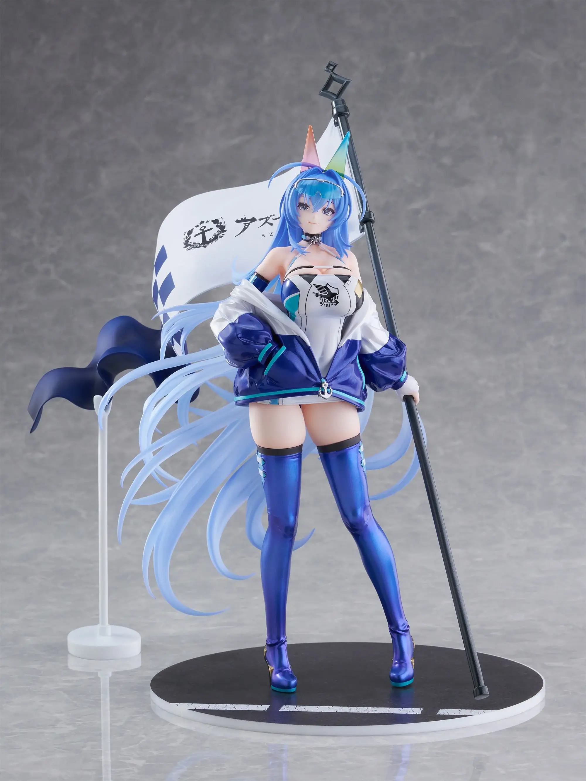Figurine New Jersey IRF2024ver. d'Azur Lane par F:NEX (Furyu), tenue race queen bleue métallisée avec drapeau de course
